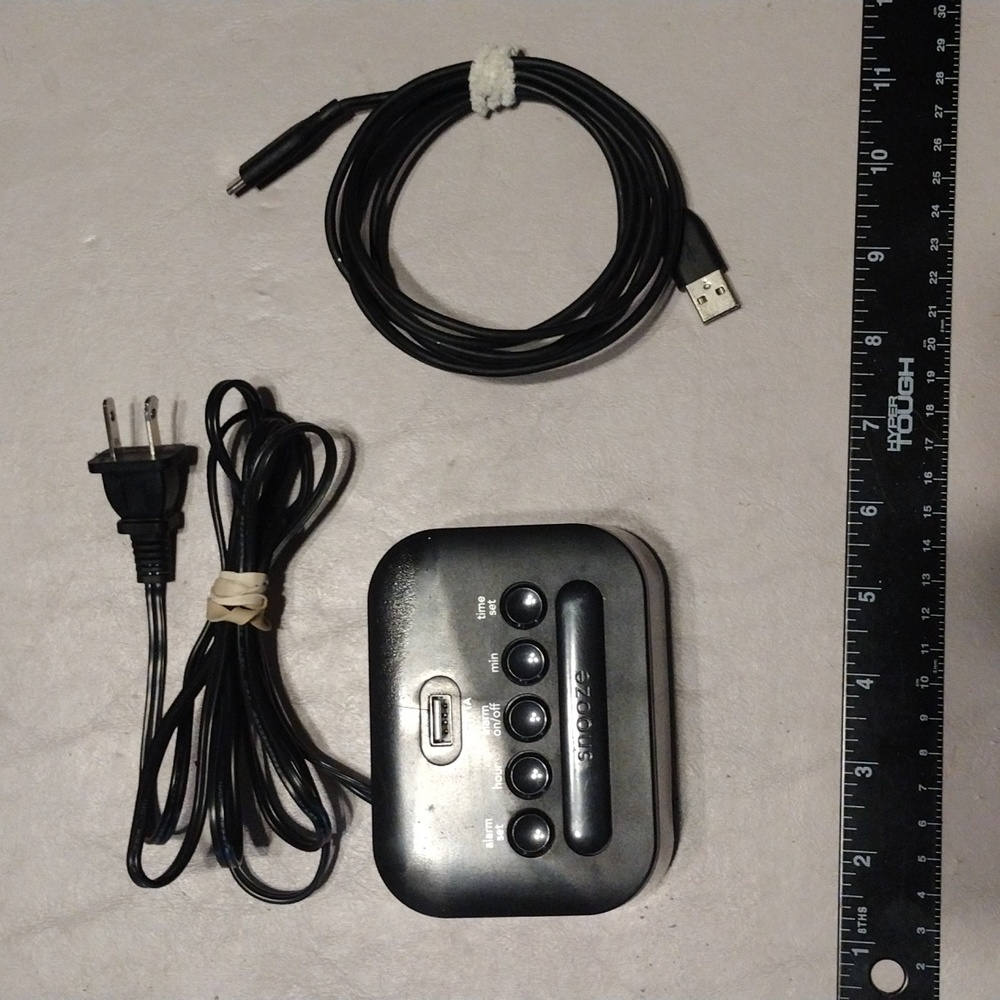 Sharp alarm clock w/USB port and c cable